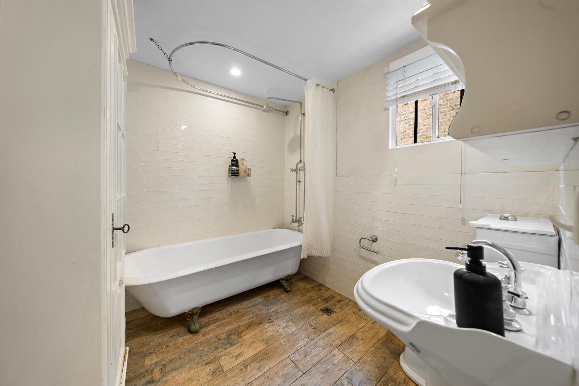 Apartment 2 Bedroom House Pyrmont E-bikes Included